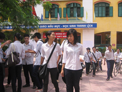 Khi nhận đề thi môn Lịch sử, các em phải đọc kỹ, phân tích xem đề thi hỏi cái gì để tránh lạc đề, nhầm đề.